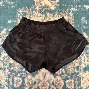women’s lululemon 2.5in hotty hot shorts